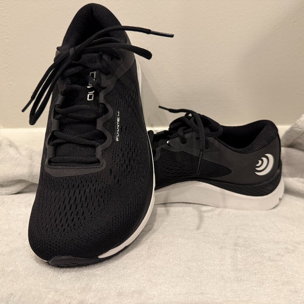 Topo Women's Fli-Lyte 4 Black White VGUC 9.5